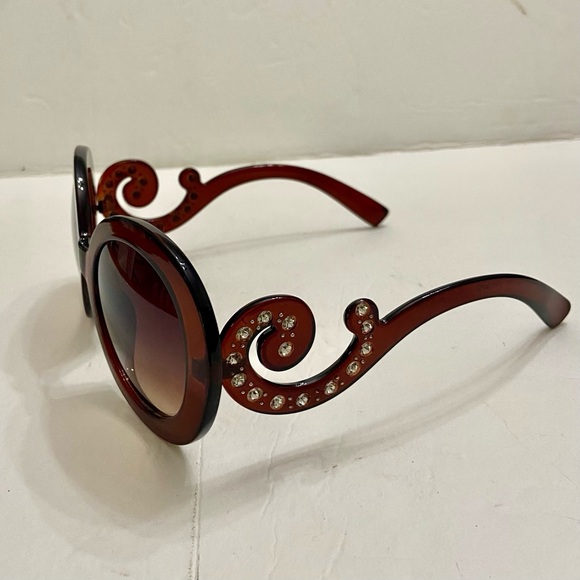 Elegant, High Fashion Brown Round Sunglasses with Rhinestones main image 11